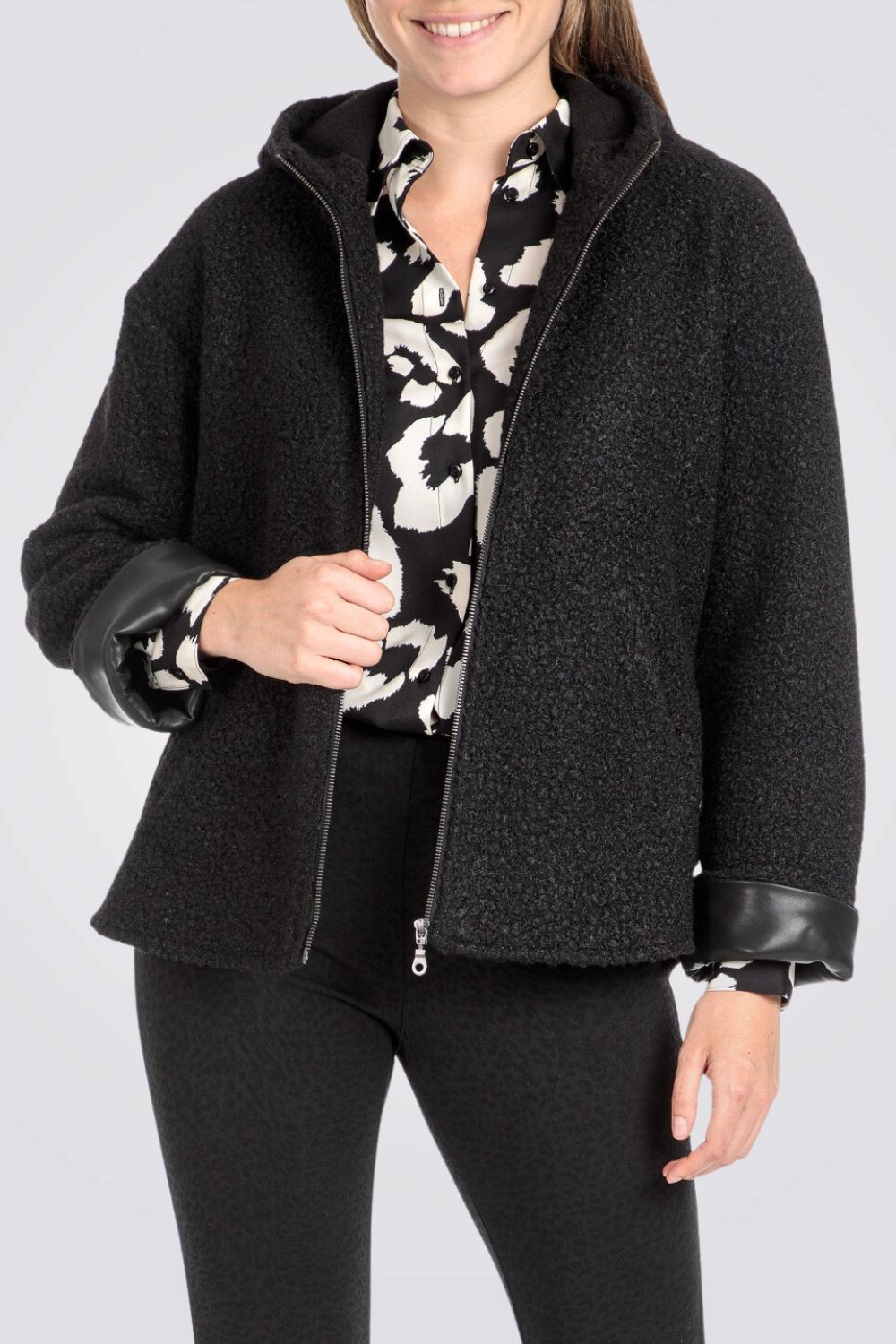 ג'קט בצבע שחור עם כובע קפוצ'ון