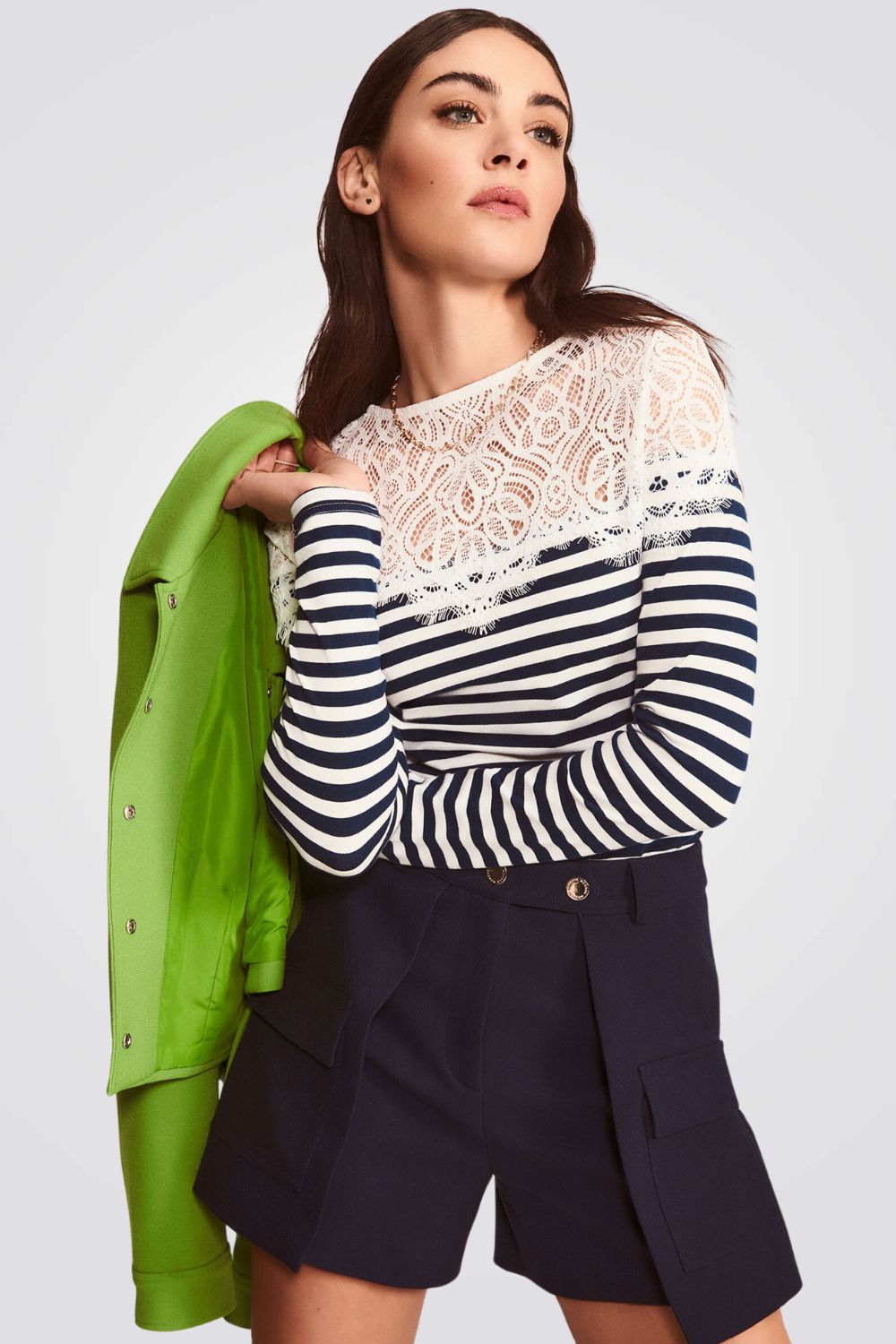 טישירט הדפס פסים בשילוב תחרה נייבי/לבן