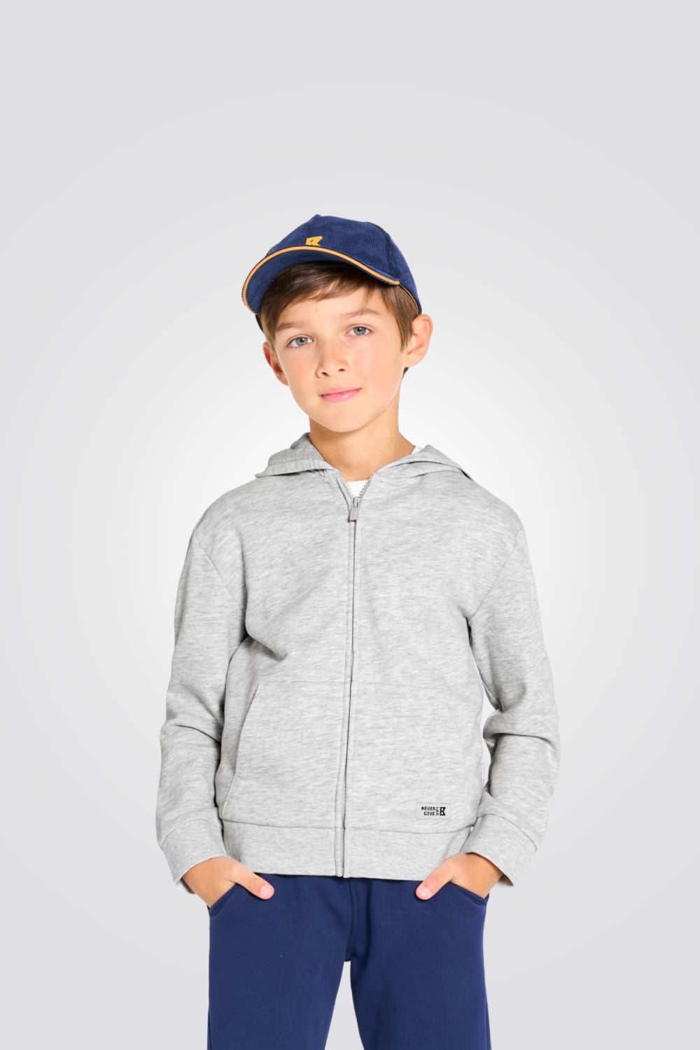 סווטשירט לילדים בצבע אפור עם קפוצ'ון