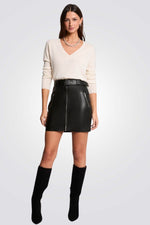 חצאית קצרה דמוי עור בצבע שחור