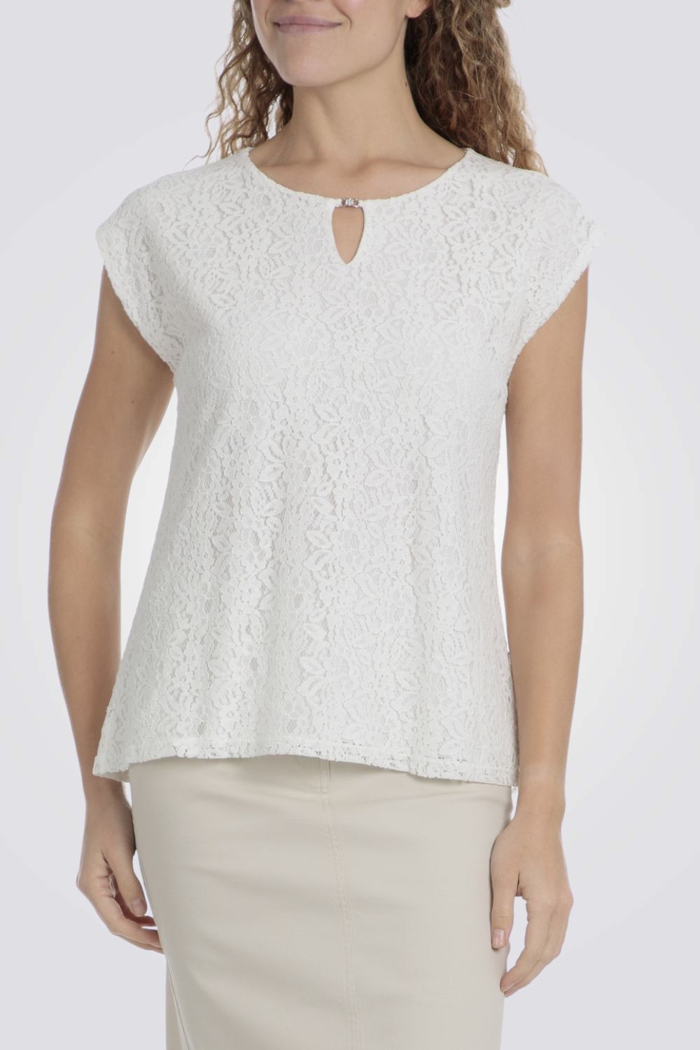 טישירט תחרה לנשים בצבע לבן 