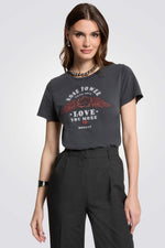 טישירט בצבע אפור כהה הדפס בחזית