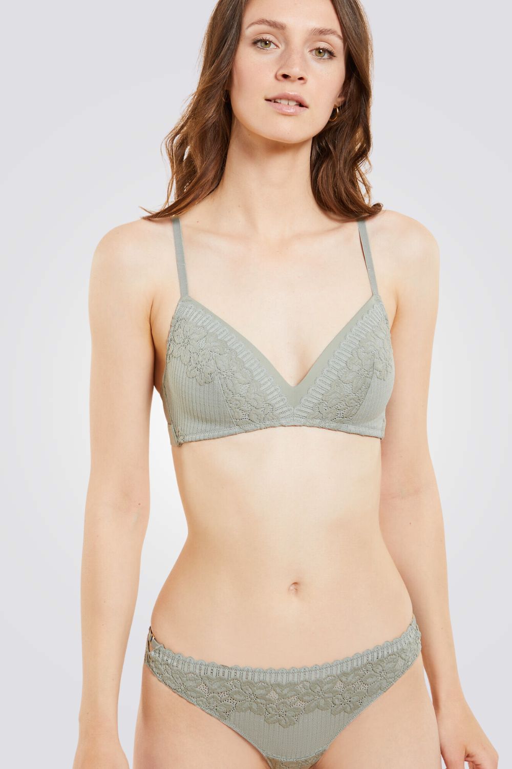 חזיית משולשים בריפוד קל YOUNG לנשים