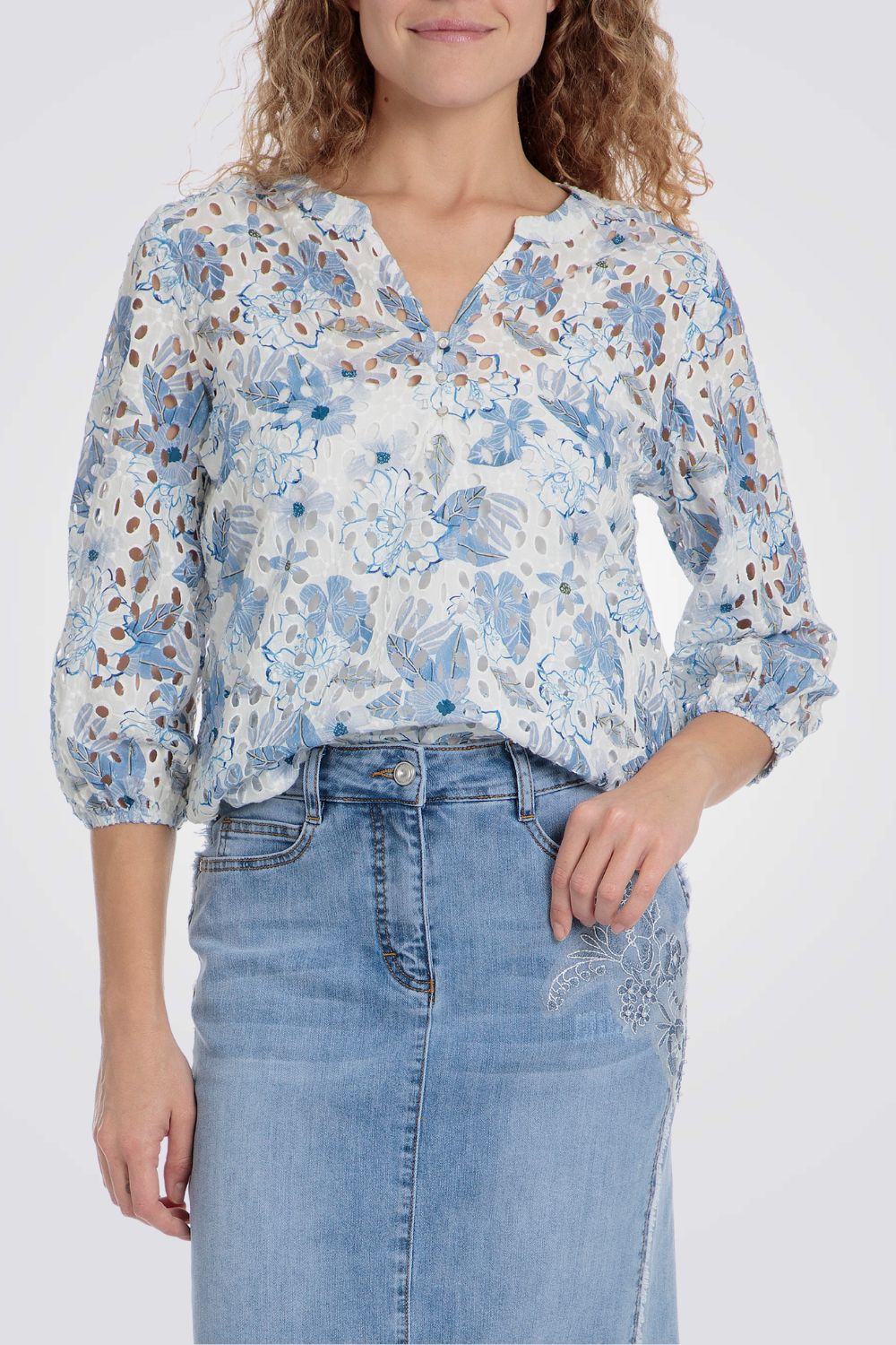 חולצה טווינסט רקמות פרחוניות בצבע תכלת/לבן