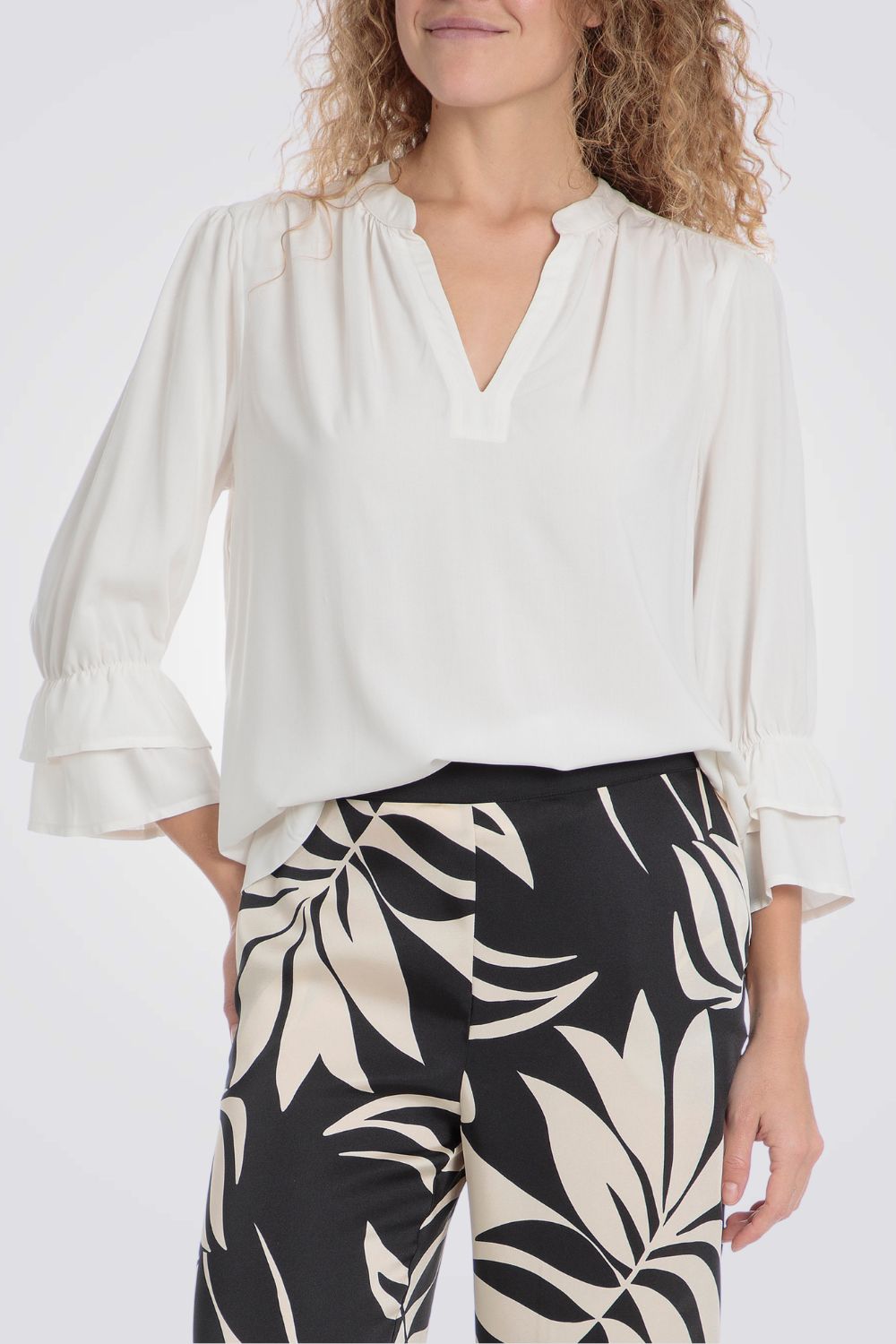 חולצה עם שרוולי מלמלה בצבע לבן