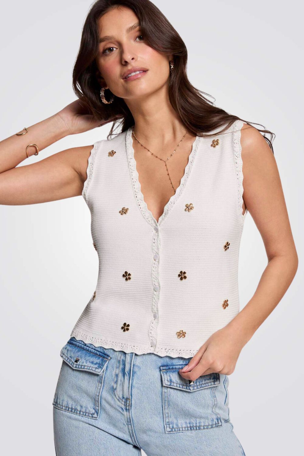 ווסט סריג בצבע לבן עם עיטורי פרחים