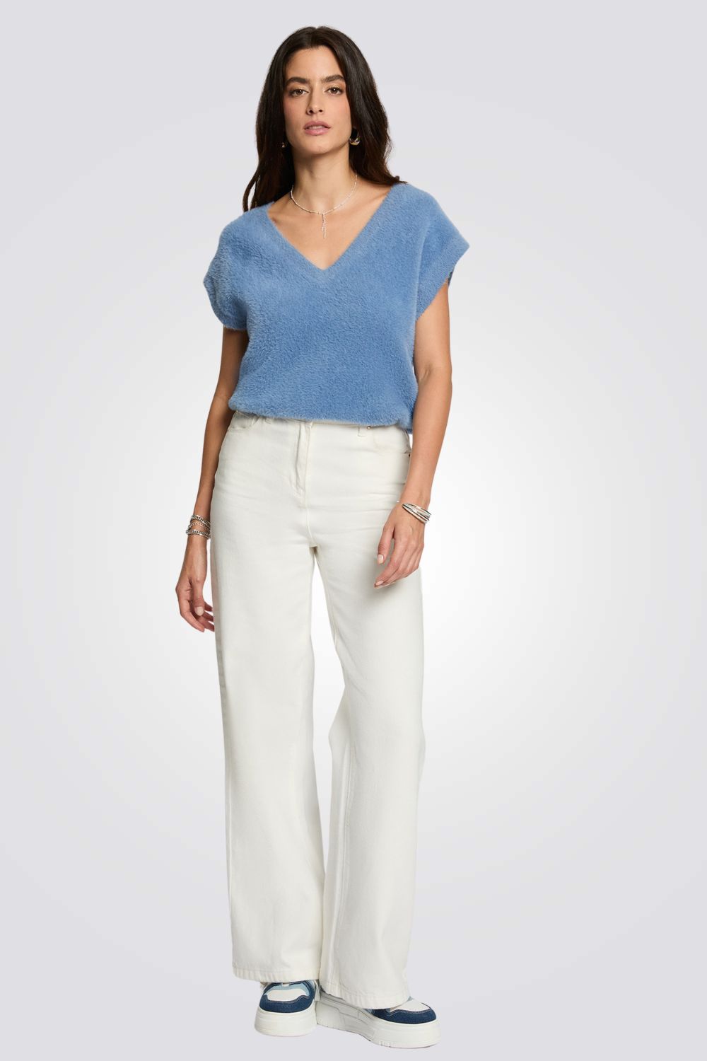 חולצה פרוותית כחולה עם מפתח V | מורגן