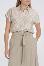 חולצה מכופתרת הדפס עלים בצבע בז'/לבן