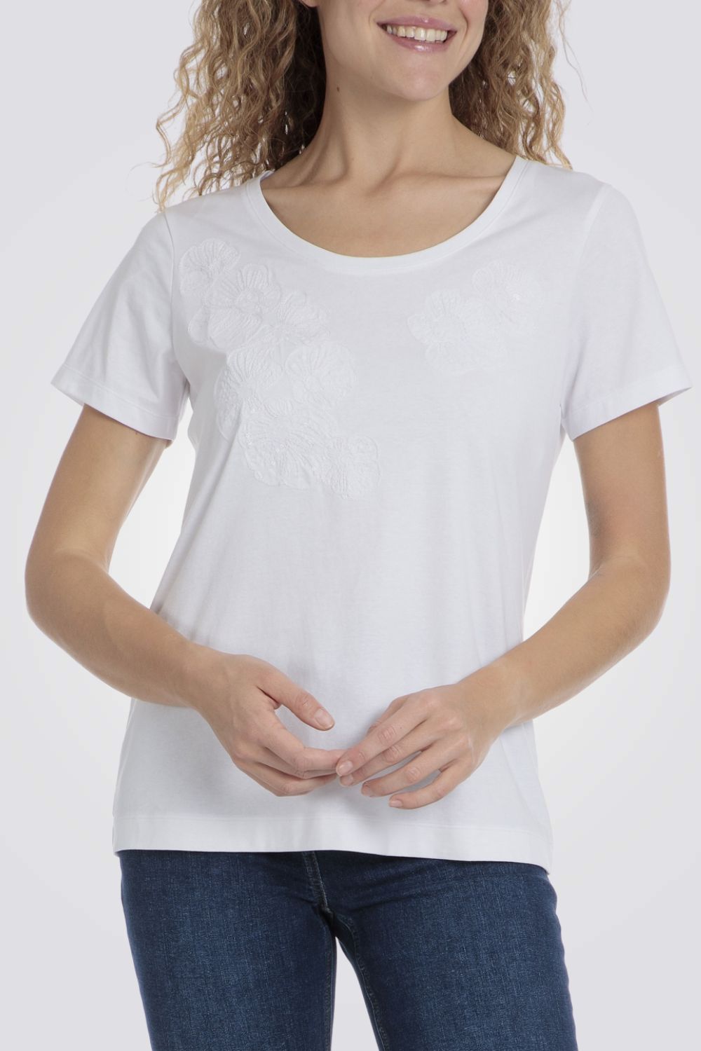 טישירט לנשים בצבע לבן עם רקמה 