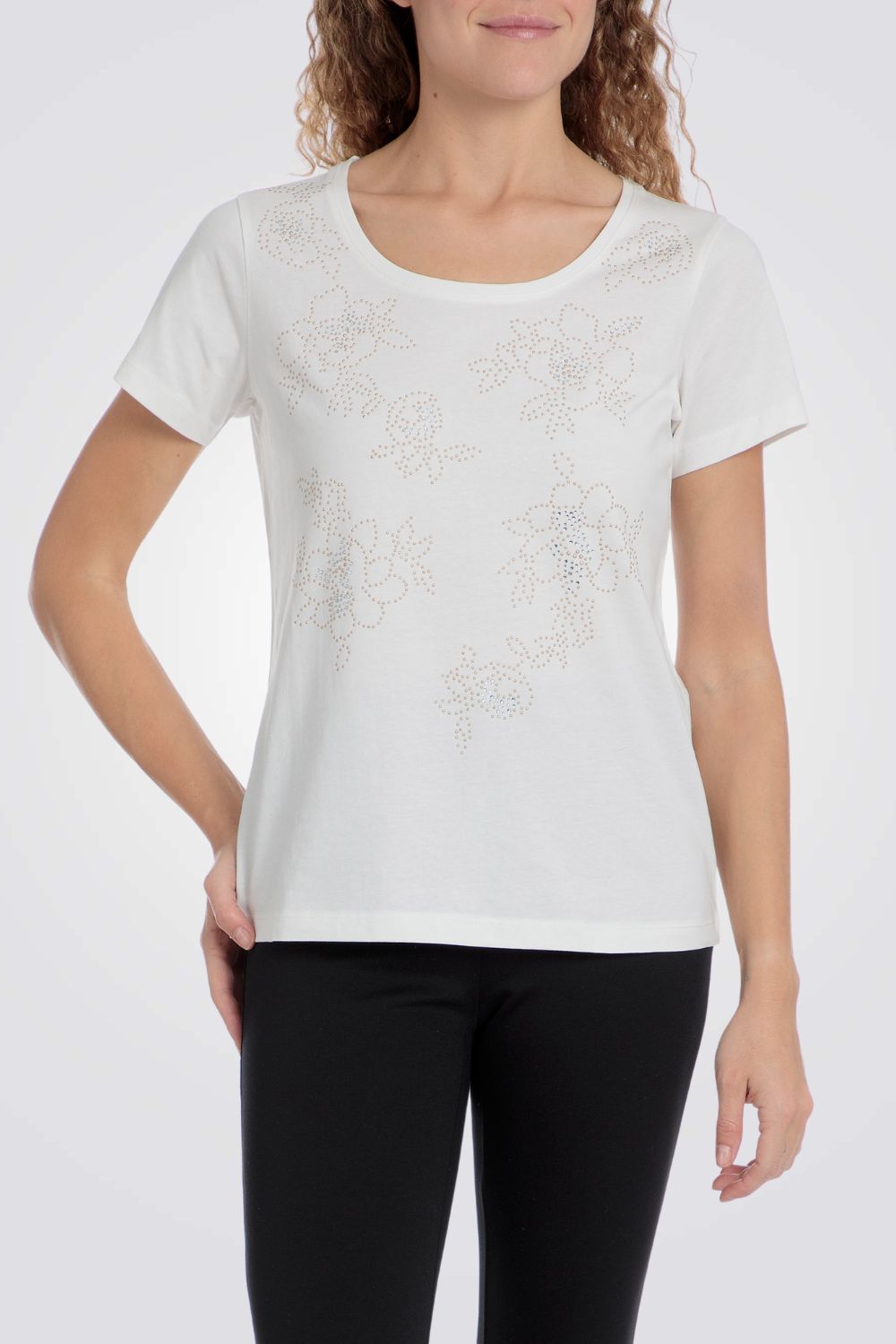 טישירט בצבע לבן עם עיטורי פרחים