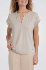 טישרט בצבע בז' דיטיילס מתכתי