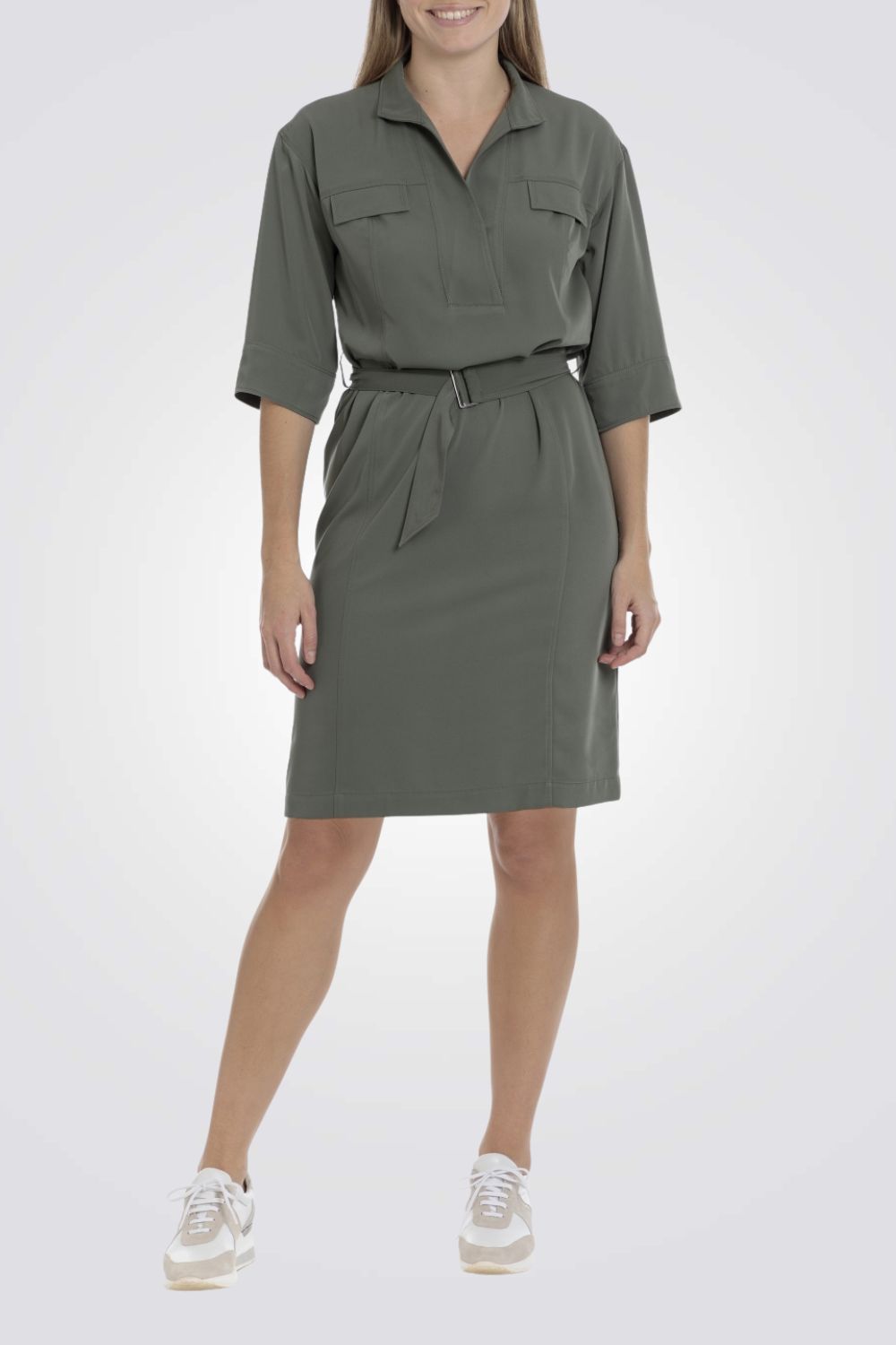 שמלה קצרה עם חגורת מותן תואמת