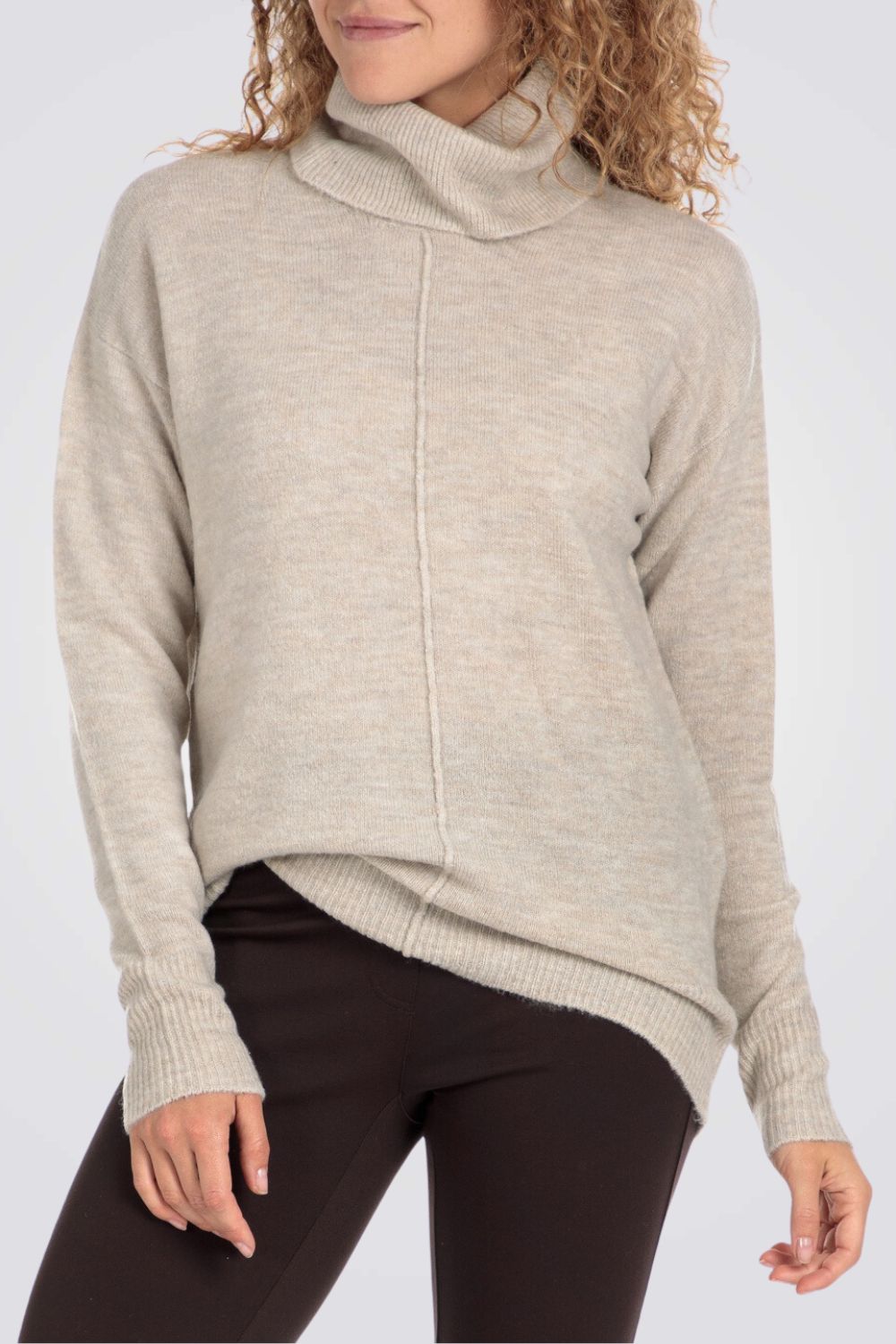 סריג משוחרר צווארון גולף בצבע בז'
