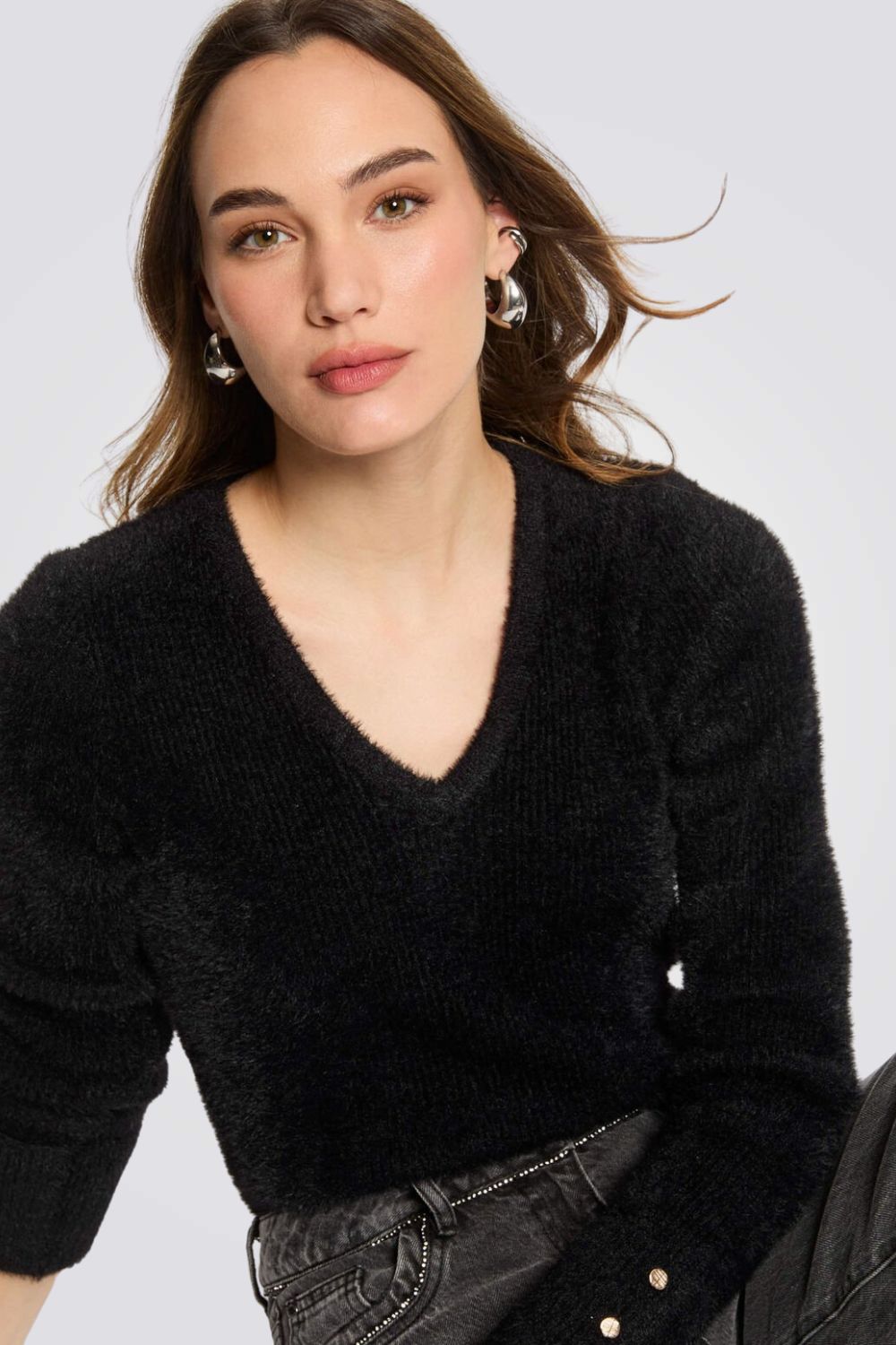 סוודר עם שרוולים ארוכים וצווארון V לנשים | מורגן 