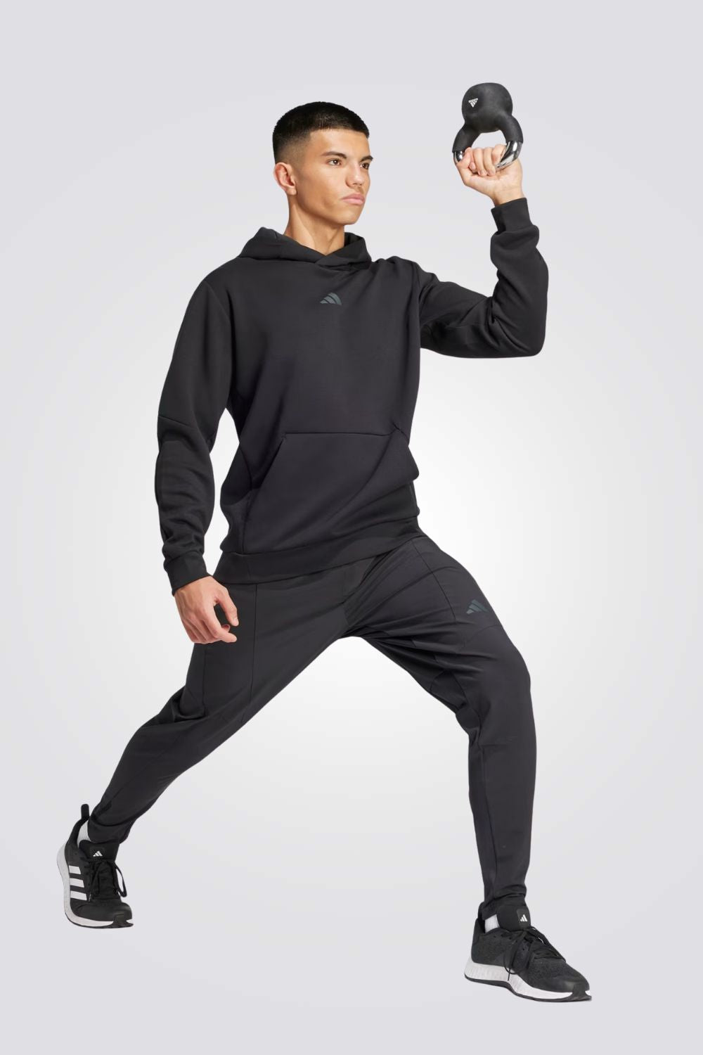 סווטשירט אימון עם קפוצ'ון לגברים בצבע שחור 