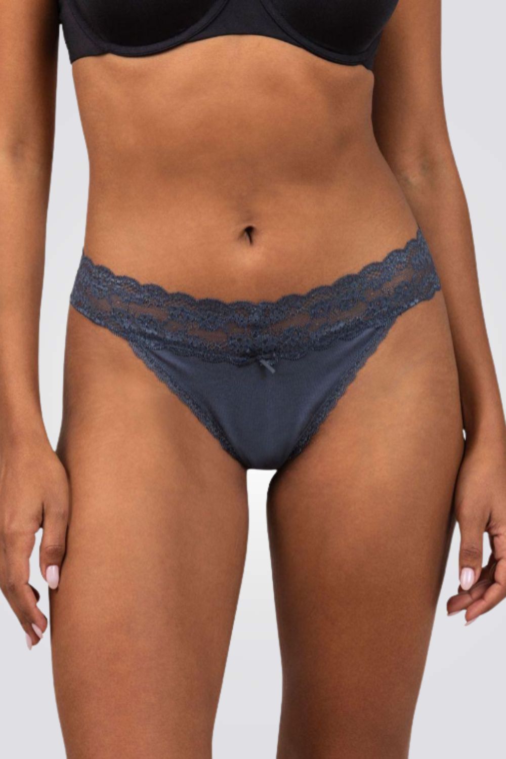 תחתוני חוטיני בעיצוב תחרה | פמינה