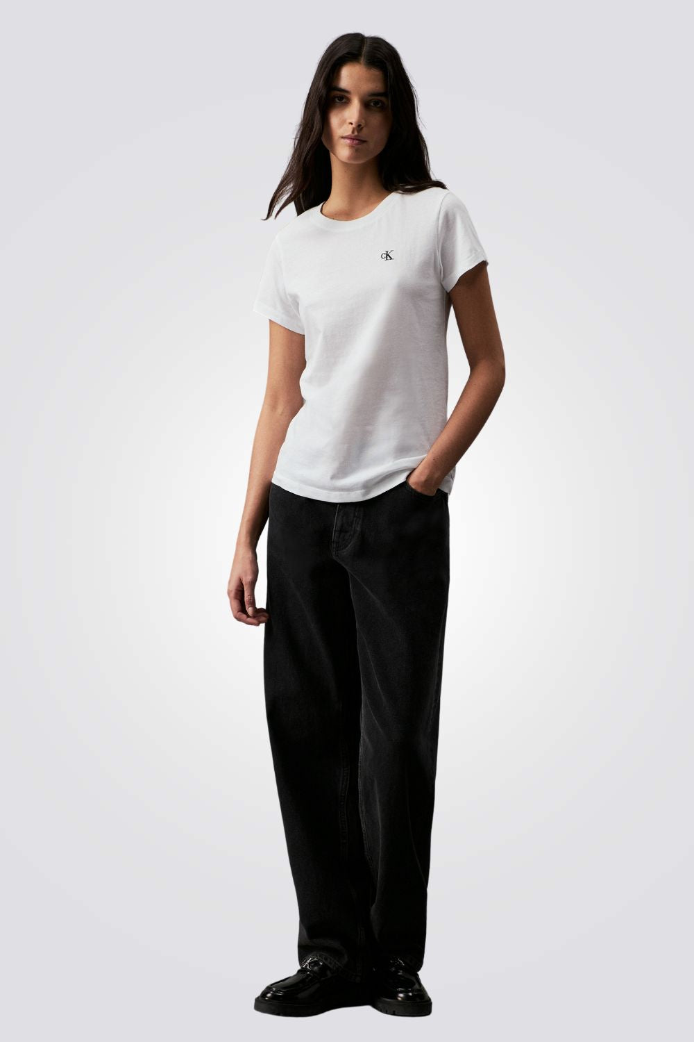 טישירט לנשים בצבע לבן עם לוגו