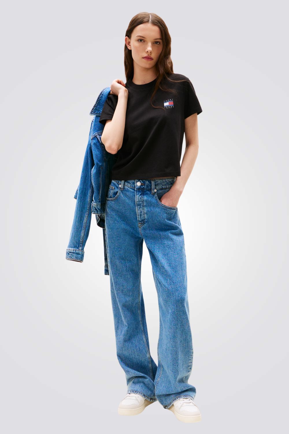 טישירט לנשים בצבע שחור עם לוגו