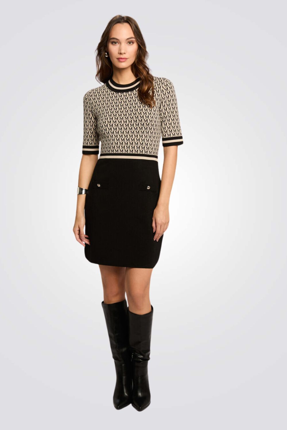 שמלת סריג קצרה בצבעי שחור/בז'