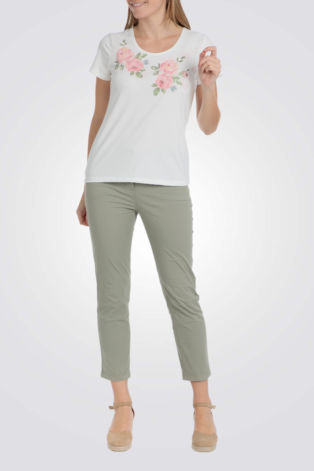 טי שירט לבנה עם פרחים עדינים