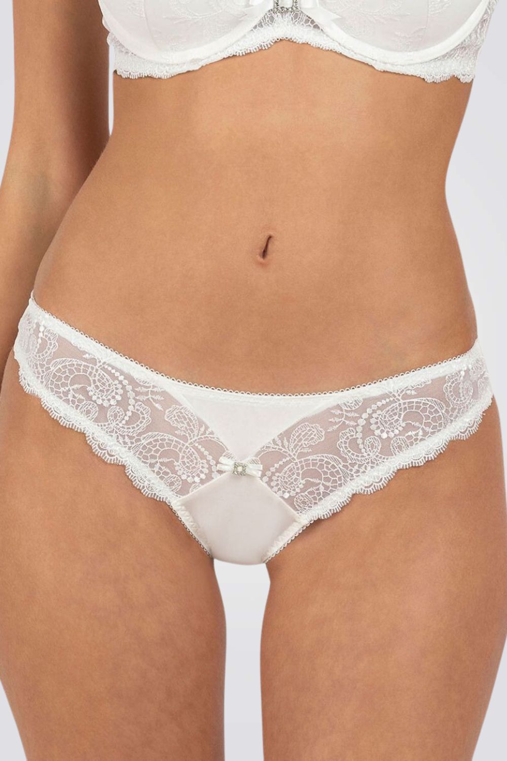 תחתון ברזילאי מתחרה ומיקרופייבר בצבע קרם