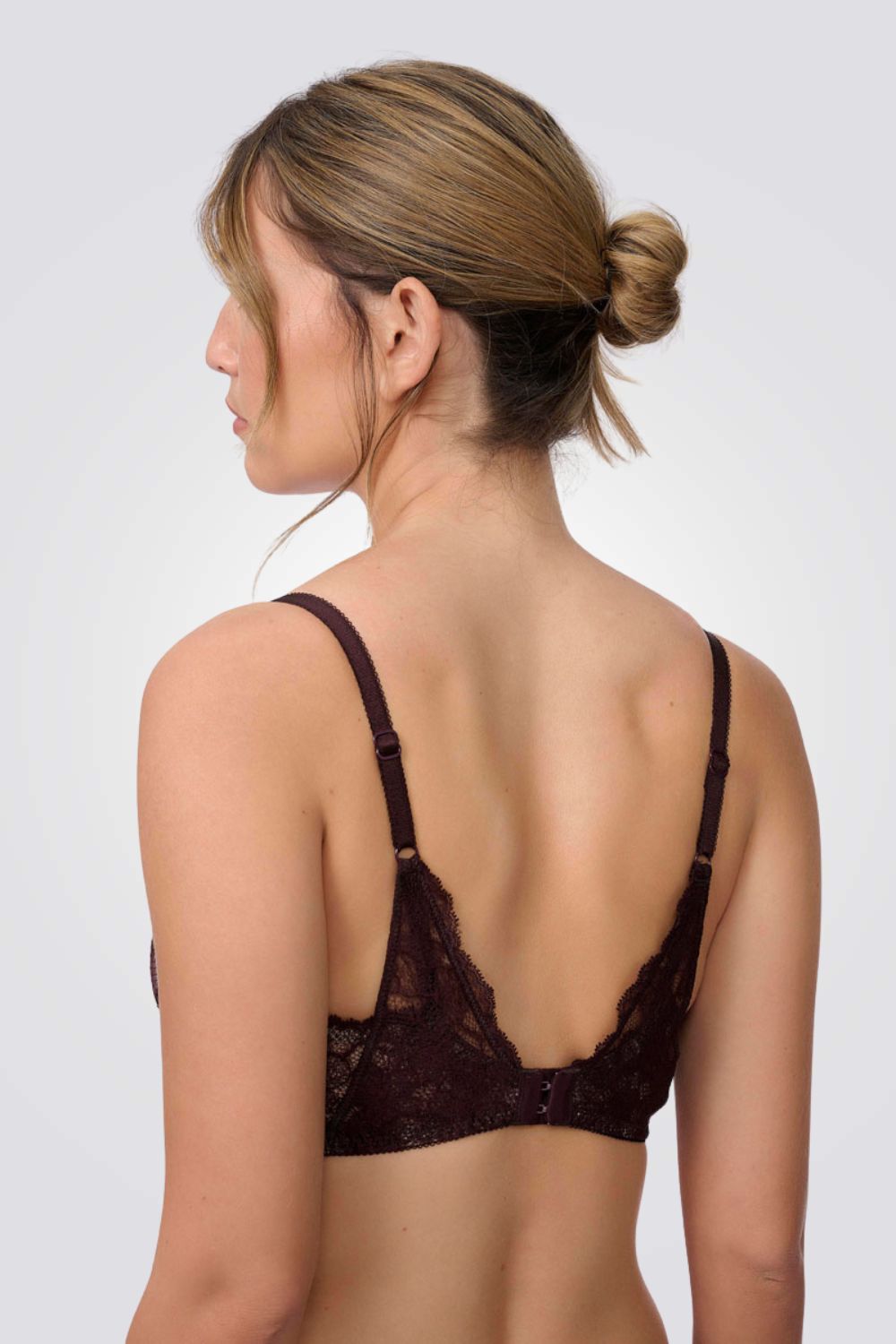 חזייה עם ברזלים מתחרה | פמינה