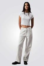 טישירט לנשים בצבע לבן עם לוגו