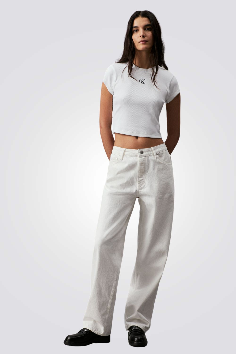 טישירט לנשים בצבע לבן עם לוגו