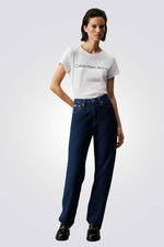 טישירט לנשים בצבע לבן עם לוגו