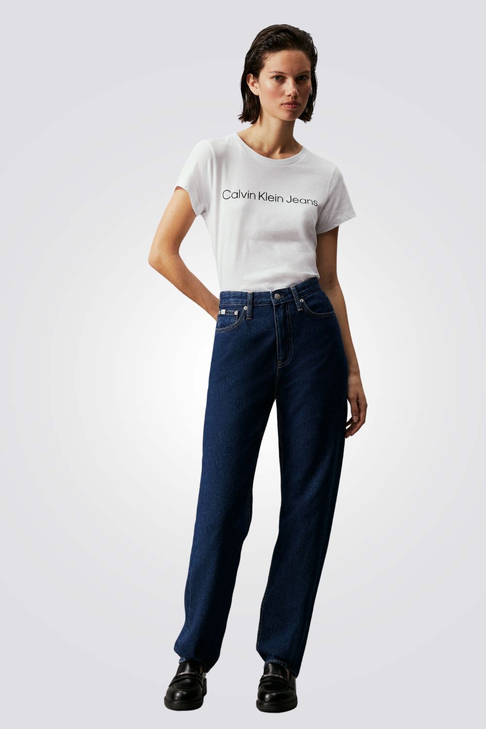 טישירט לנשים בצבע לבן עם לוגו