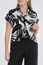 חולצה מכופתרת הדפס עלים בצבע שחור/לבן