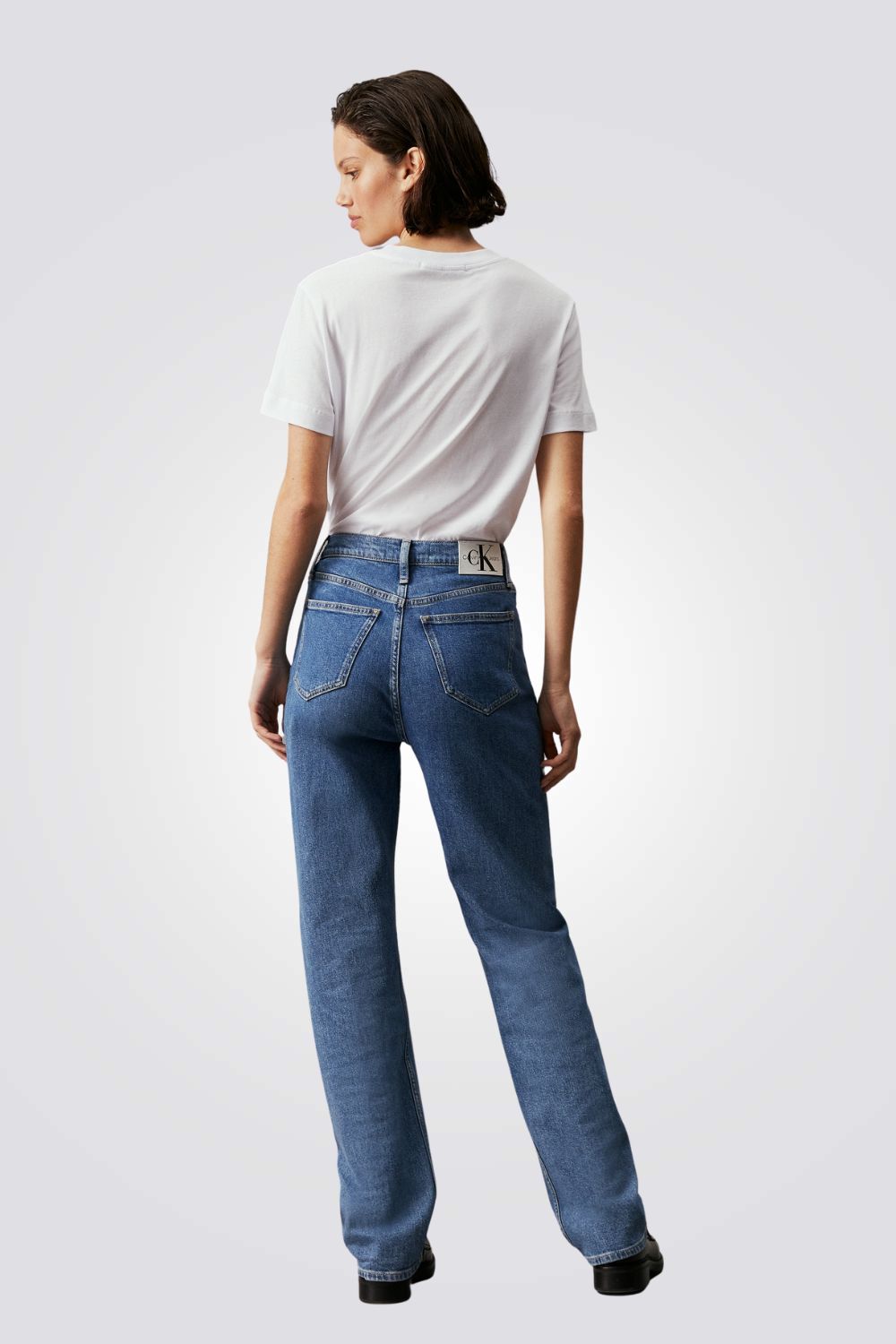 טישירט לנשים בצבע לבן עם לוגו