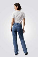 טישירט לנשים בצבע לבן עם לוגו