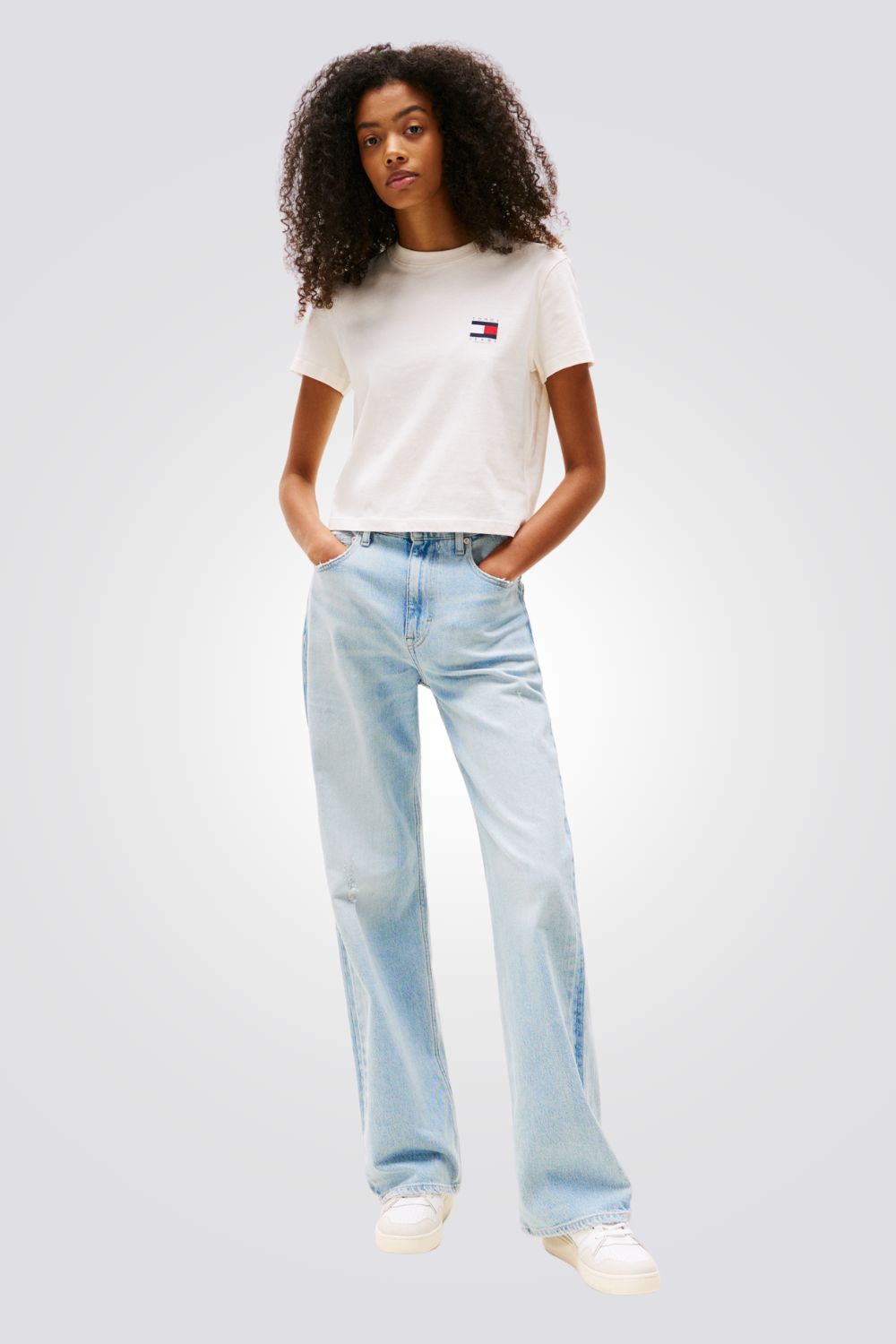 טישירט לנשים בצבע לבן עם לוגו 