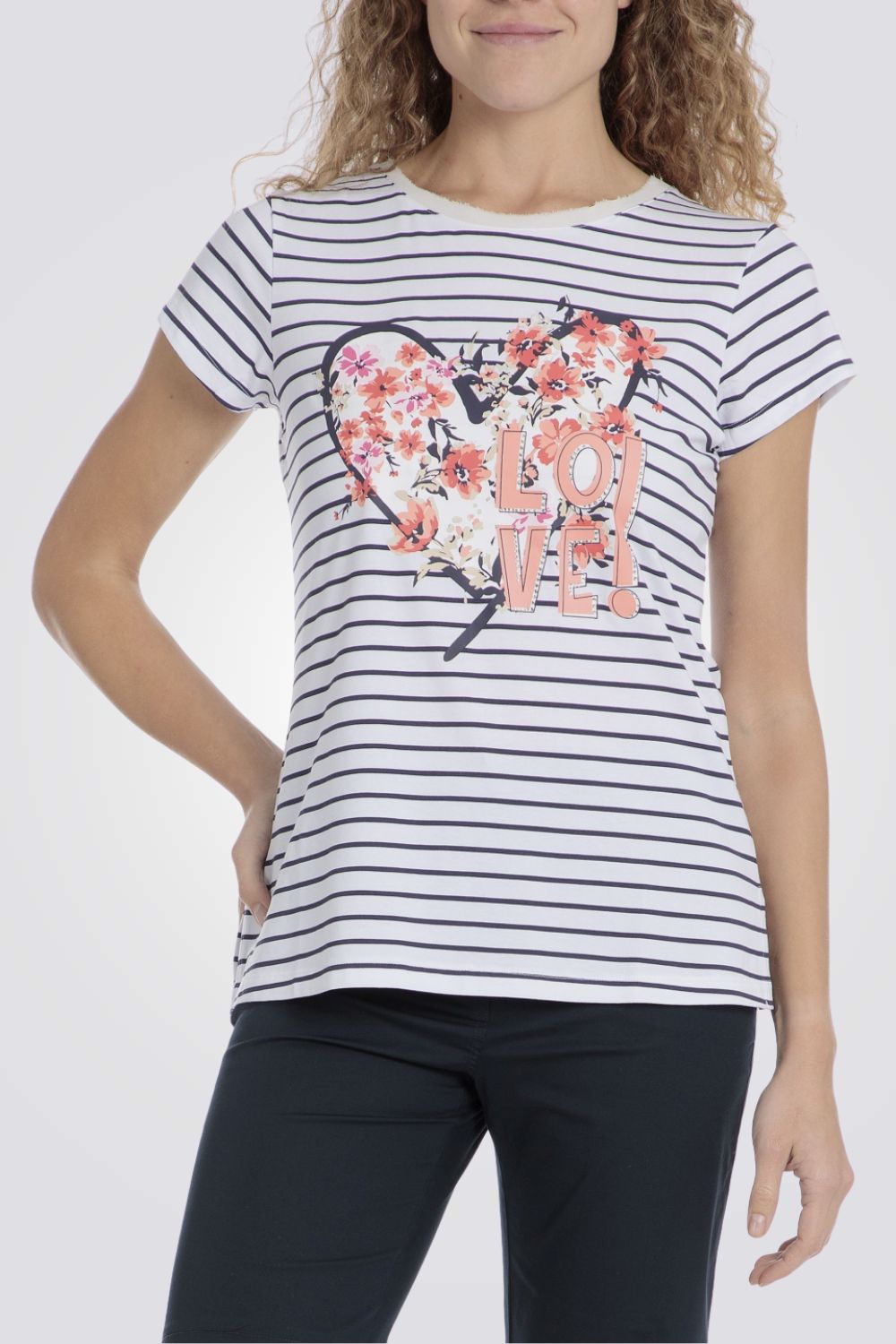 טישירט לנשים עם הדפס פרחוני ופסים