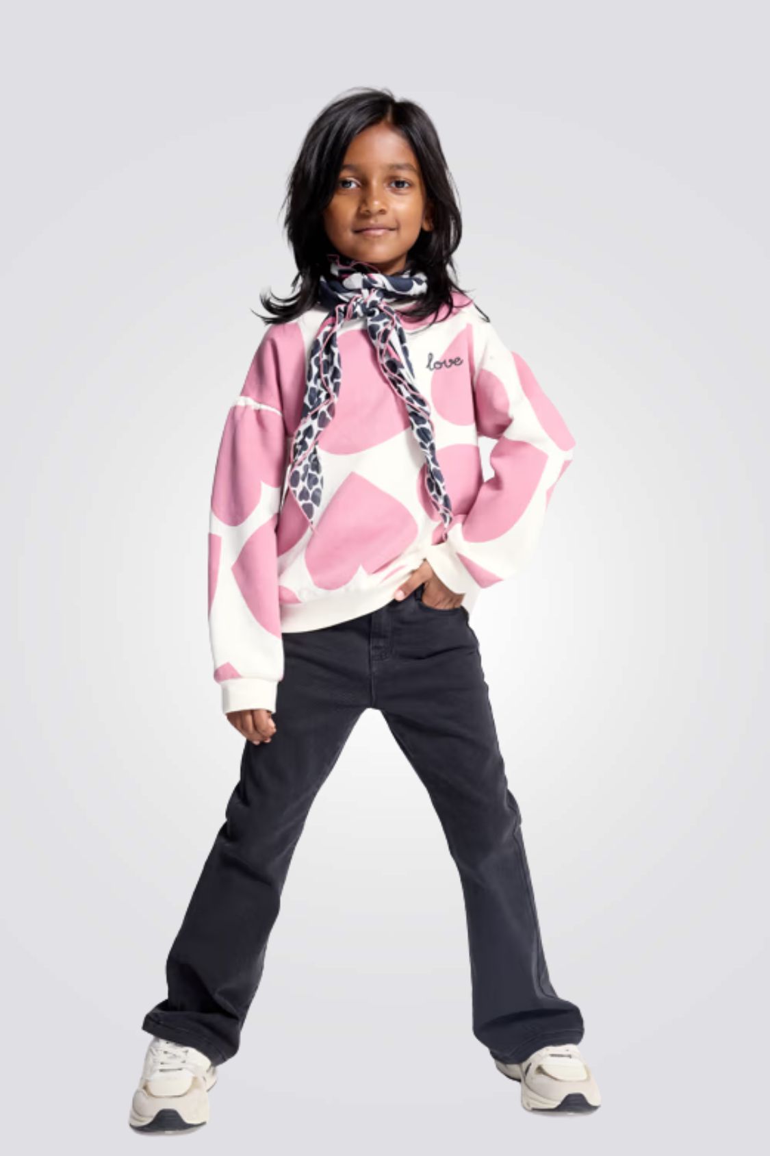 מכנסי ג'ינס לילדות בצבע שחור בגזרה מתרחבת | אוקיידי 