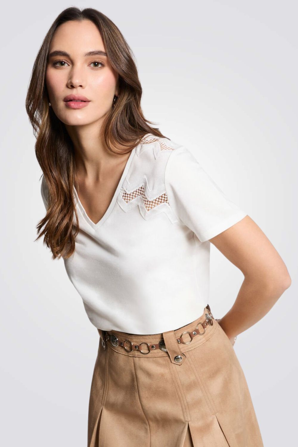 טישירט עיטורי תחרה בצבע לבן