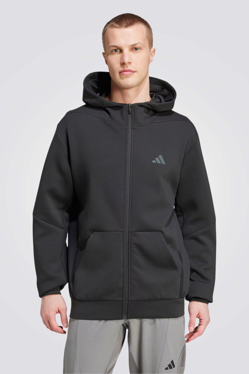 ג'קט אימון עם קפוצ'ון לגברים בצבע שחור 
