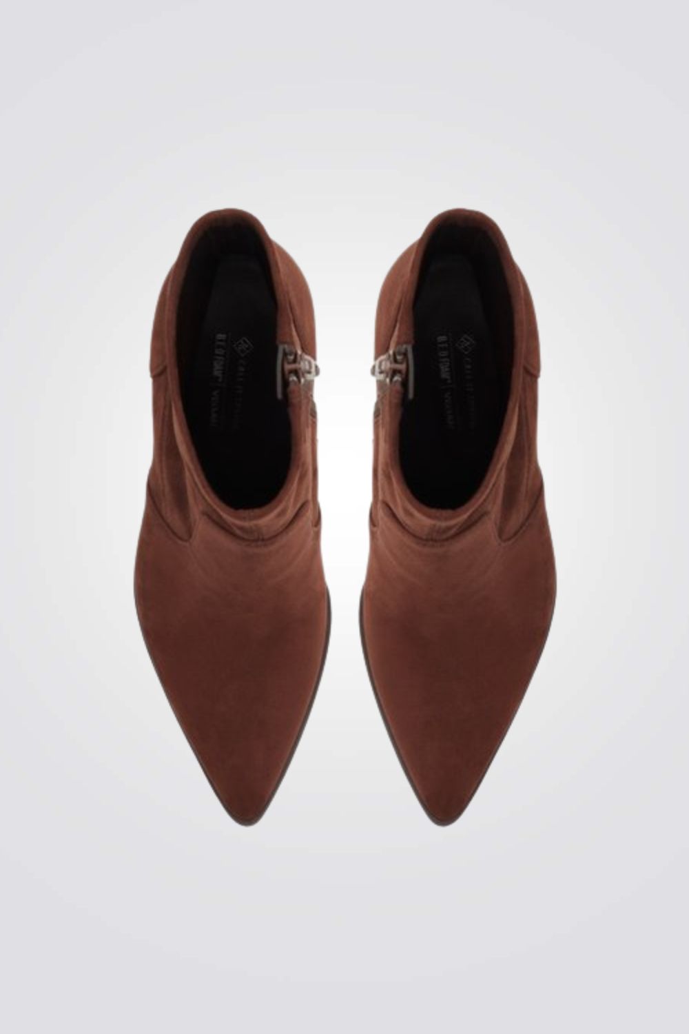 מגפונים עם עקב בלוק בצבע חום כהה