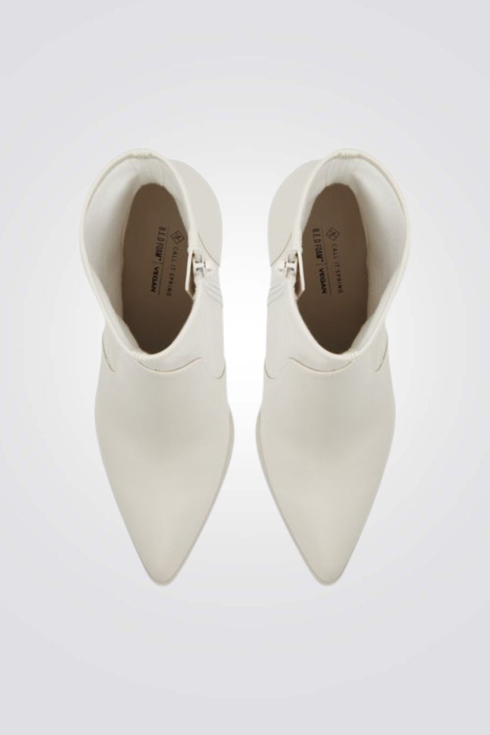 מגפונים עם עקב בלוק בצבע שמנת