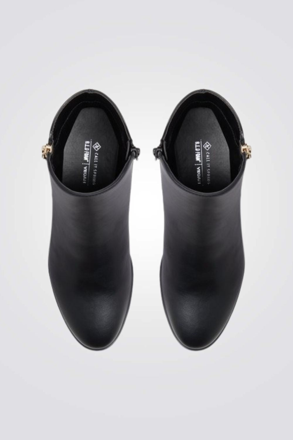 מגפונים עם עקב נמוך בצבע שחור