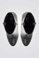 מגפונים בצבע שחור עם עקב