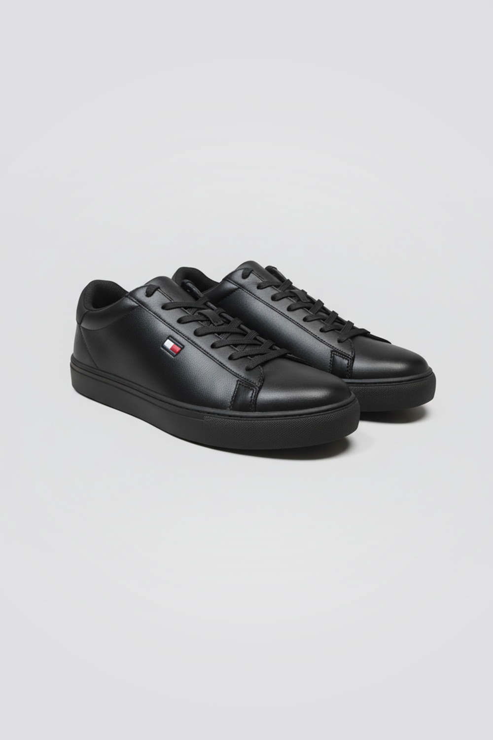 נעלי סניקרס לגברים בצבע שחור | טומי הילפיגר 