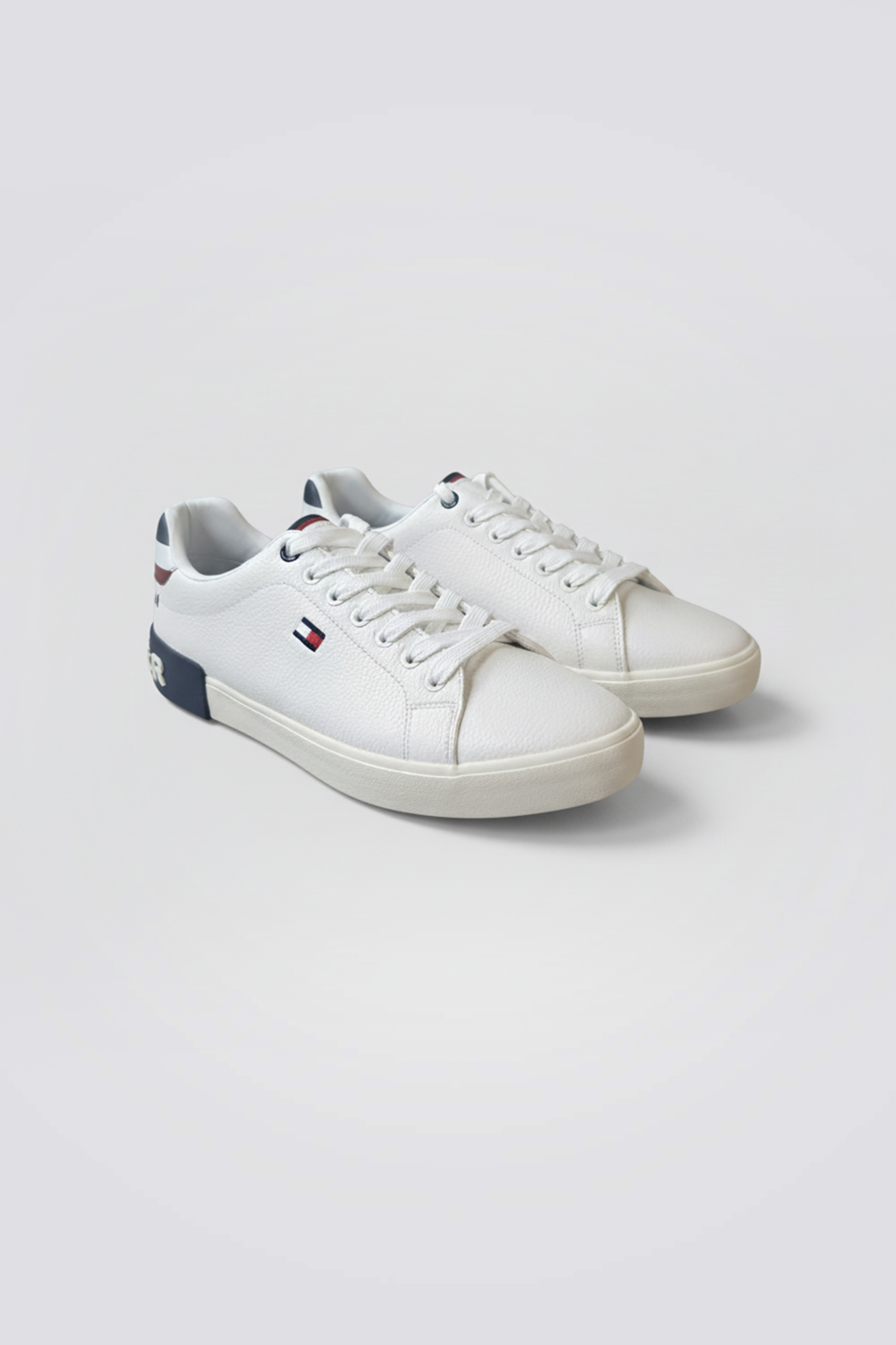 נעלי סניקרס לגברים בצבע לבן | טומי הילפיגר 
