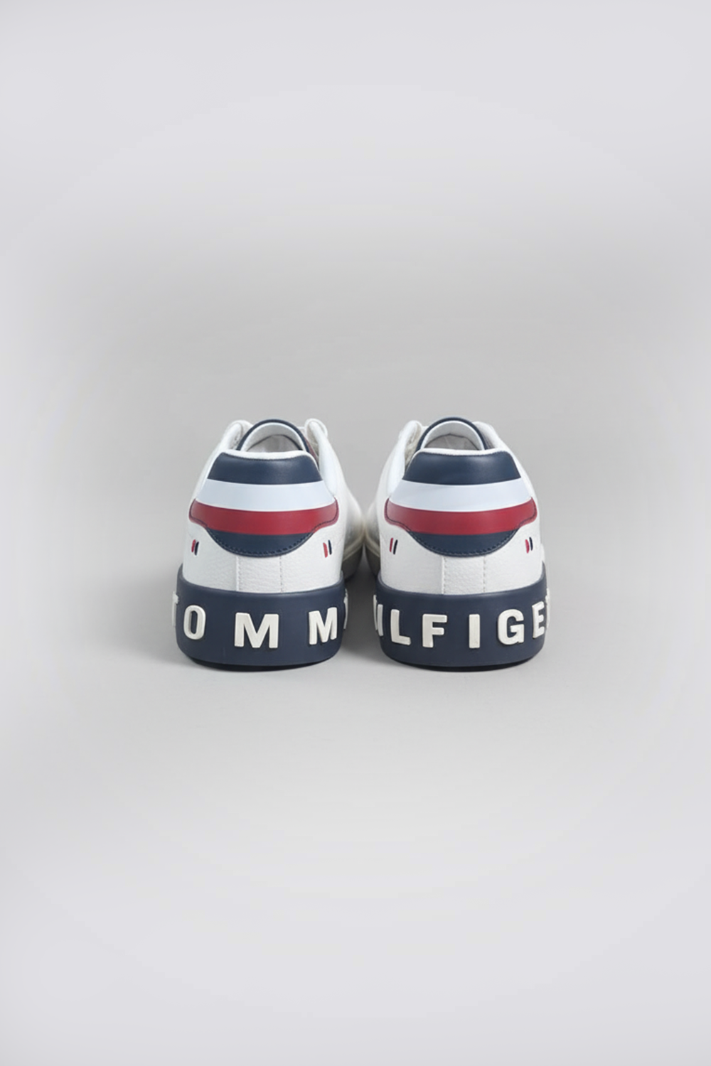 נעלי סניקרס לגברים בצבע לבן | טומי הילפיגר 