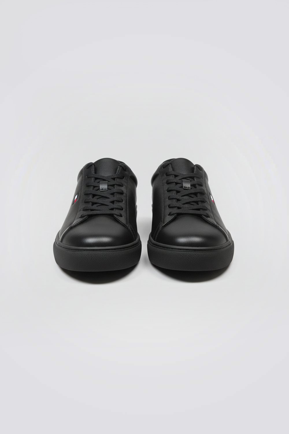 נעלי סניקרס לגברים בצבע שחור | טומי הילפיגר 