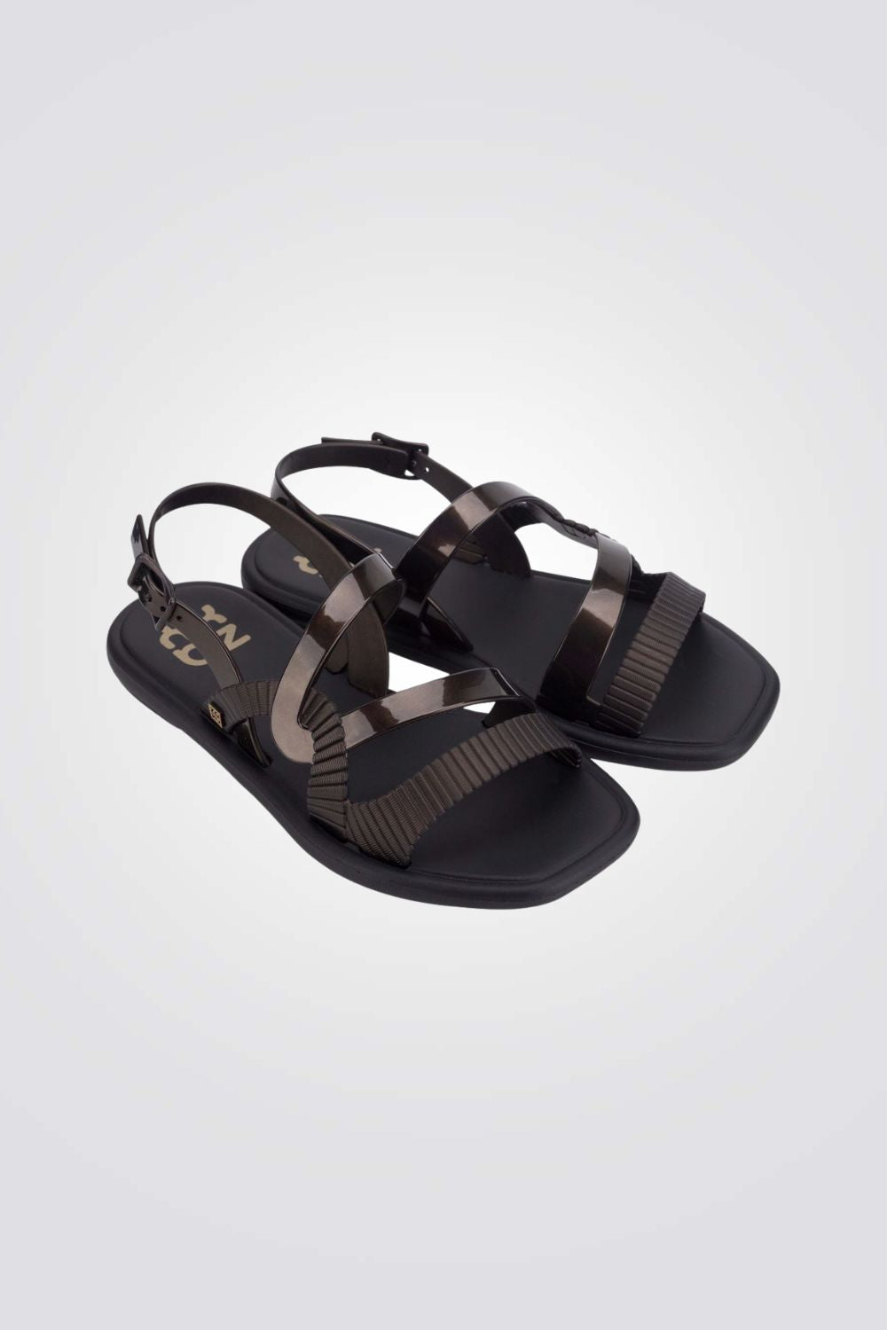 סנדלים MOMENTO בצבע שחור