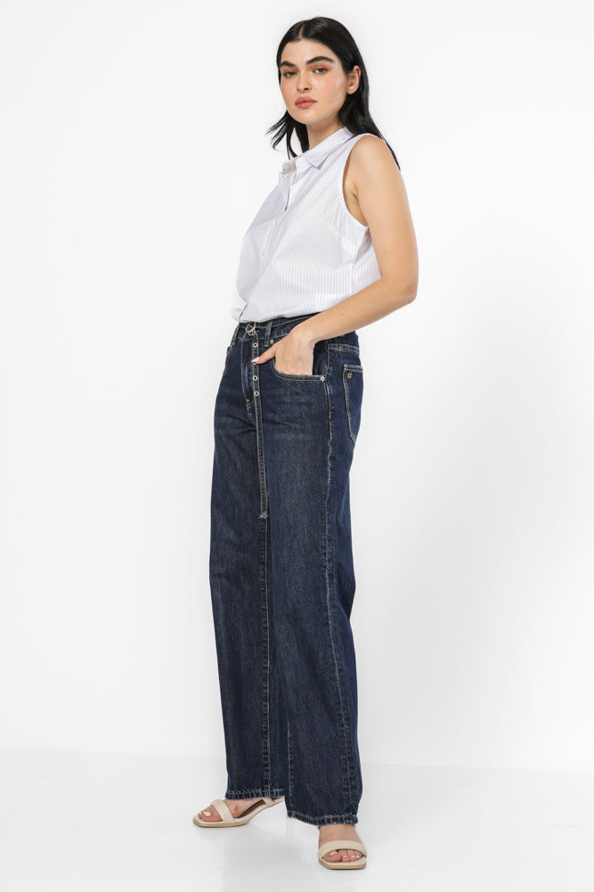 ג'ינס עם רגל רחבה וחגורה בצבע כחול כהה