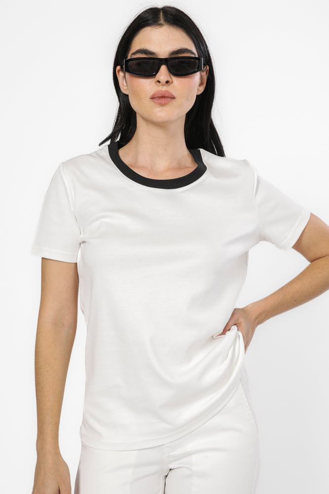 טישירט ניקי צווארון קונטרסטי בצבע לבן