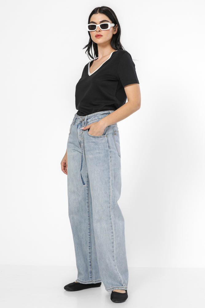 ג'ינס עם רגל רחבה וחגורה בצבע כחול בהיר